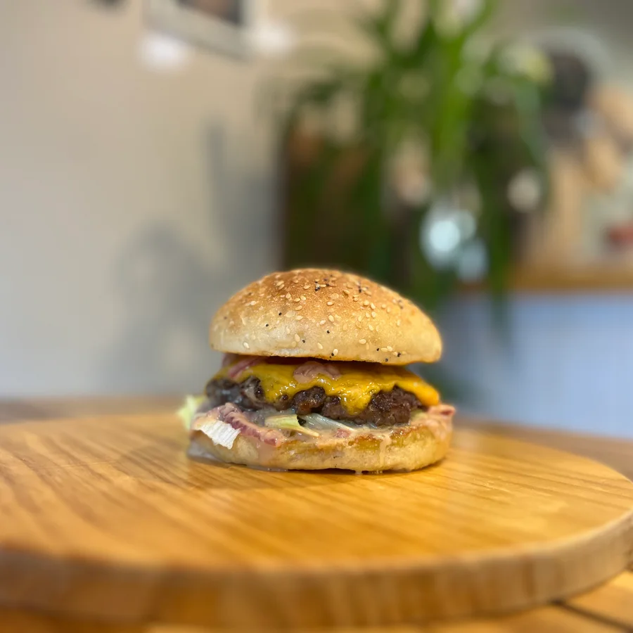 Cheeseburger maison sur planche en bois, pain aux graines — Pipok Saint-Pée