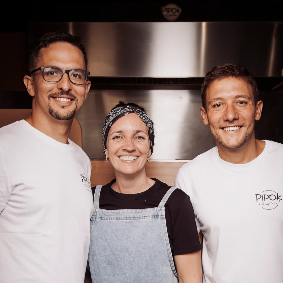 L'équipe de Pipok souriante derrière le comptoir, Saint-Pée-sur-Nivelle